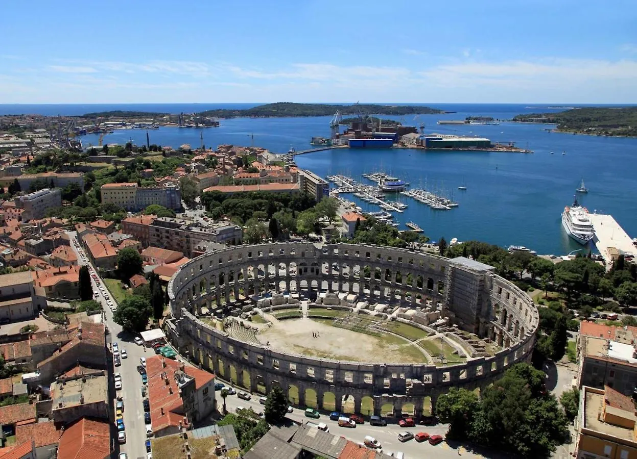 Apartments With A Parking Space Pula - 15757